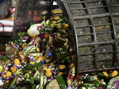 曼谷市政府通宵清理水灯，今年水灯数量下降近四分之一