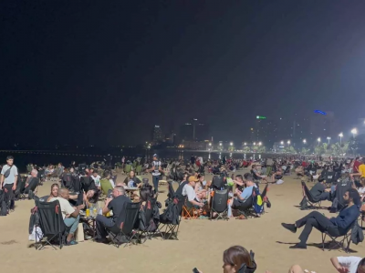 泰国酒吧因大选提前投票关门，芭提雅游客聚集海滩放松