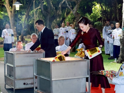 泰国国王携素提达王后御主持春节祭祖大典