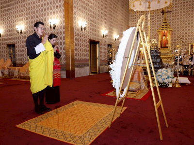 不丹国王携王后赴泰致哀,向诗丽吉王太后陛下敬献花圈