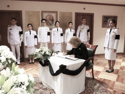 西班牙王太后索菲娅赴泰国驻马德里大使馆吊唁诗丽吉王太后