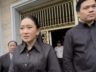 泰国前总理佩通坦再探望父亲,他信对诗丽吉王太后辞世表示悲痛