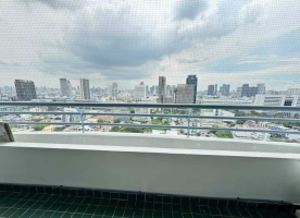 曼谷市区拉差达的公寓要出手 47平方一室一厅