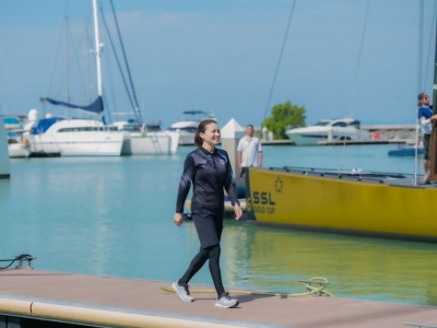 王后亲自上阵！素提达王后现身东运会帆船项目备赛现场