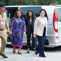 泰国前总理他信前妻携女儿佩通坦、萍通塔探监