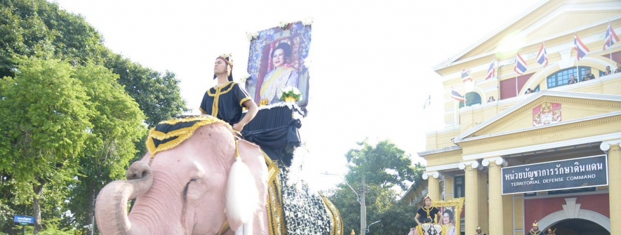 11头“粉象”大皇宫前跪地长鸣，深切悼念诗丽吉王太后