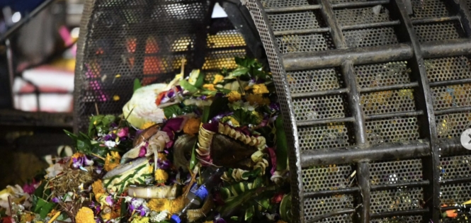 曼谷市政府通宵清理水灯，今年水灯数量下降近四分之一