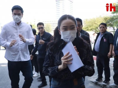 佩通坦三兄妹去探望父亲他信，一起用餐、拍照留念