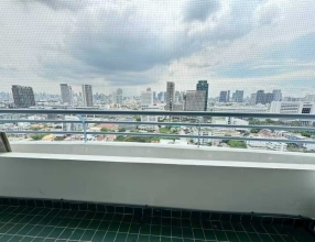 曼谷市区拉差达的公寓要出手 47平方一室一厅