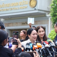 父女首次隔玻璃相见：他信剪短发、健康状况佳