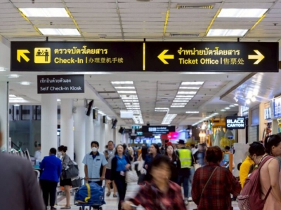 天灯满天清迈忙!清迈迎水灯节大客流,为防天灯干扰航班提前停飞时间