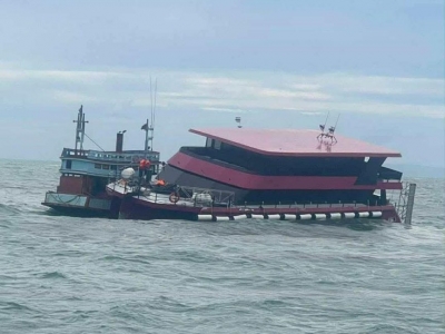 泰国一载有近百人的客船在海上遭强浪冲击，惊险不断！