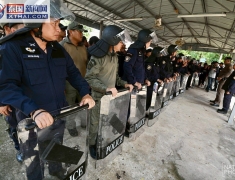 【紧张升级！泰国增兵340人直面柬埔寨边境变局】泰军强硬部署，边境冲突一触即发？跨境贸易命悬一线，和平协议能否重现？震撼内幕直击！