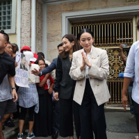 泰国前总理佩通坦探望他信：父亲很坚强
