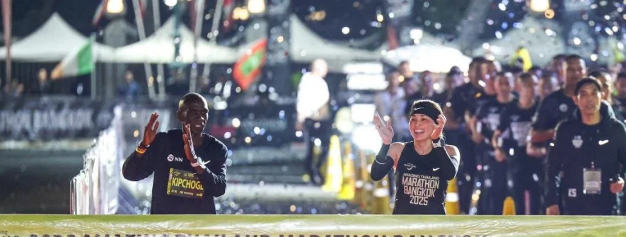 与马拉松传奇基普乔格同跑！泰国王后征服曼谷半马