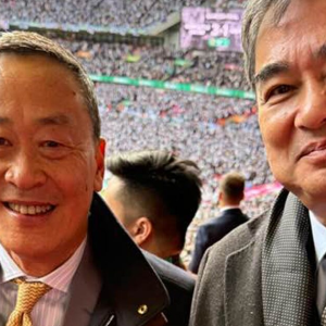 两位泰国前总理现身英国看球赛，支持不同球队