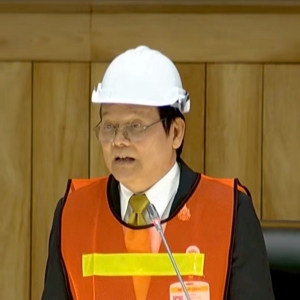 泰国参议院为议员发放安全帽与反光背心，防范余震风险