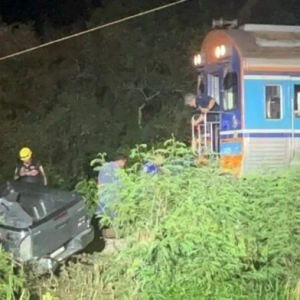 泰南火车撞击皮卡车，致2死3伤！