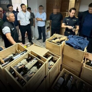 中国男子走私烟酒被泰国警方逮捕