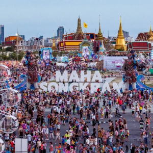 泰国泼水节爆火！三天内55万人涌入皇家田广场