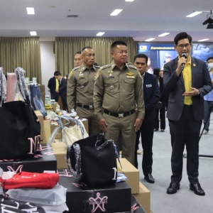 跨国山寨链曝光！泰国警方突击搜查假货仓库，两名中国籍嫌犯落网