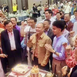 “他信-佩通坦-赛塔”又齐聚！一同帮为泰党重要人士庆生！