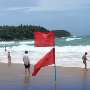 普吉外国游客不听劝阻下海游泳，不幸溺亡！