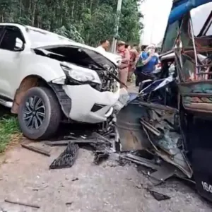 多人受伤！中国男子在泰高速超车撞上学生接送车