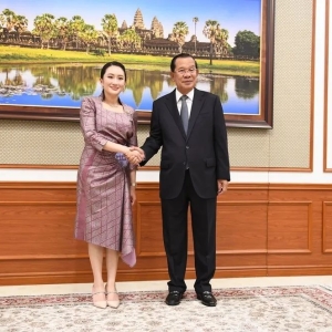 洪森，竟对泰国美女总理做这种事！