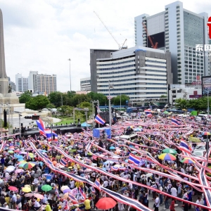大爆发！曼谷万人拉国旗集会