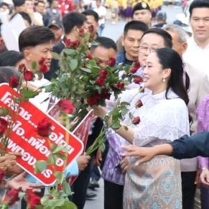 佩通坦呵叻府出席活动，民众送花支持