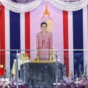 泰国王后亲临泰国冰球锦标赛决赛并颁发奖杯