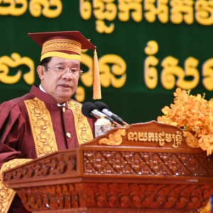 遭泰国高校撤销名誉博士学位，洪森回应：你们的学位证我早就扔进马桶了！