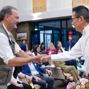 泰国外长携33国代表团参观泰柬边境排雷工作