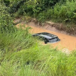 惊险！盲信导航 轿车失控坠入灌溉渠