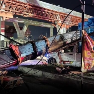 拉玛二路再出大事！吊车倾覆砸中车辆，致3人伤