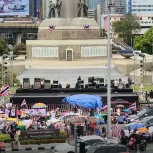 曼谷再现大规模集会，群众怒吼“拒绝为泰党”！