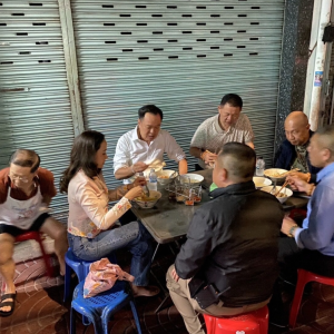 超接地气！泰国总理阿努廷夫妇深夜与好友吃路边摊引围观