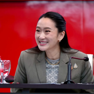 他信入狱，为泰党议员集体为佩通坦应援