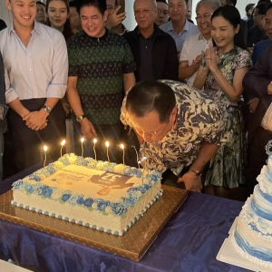 泰国总理阿努廷同家人、联合政府政要共庆生日