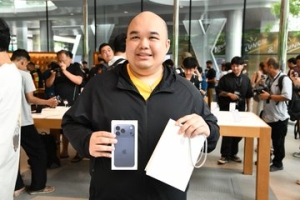 iPhone 17首发日现场火爆 泰国果粉凌晨排队抢机
