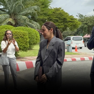 泰国前总理他信大女儿萍通塔携妹夫探望父亲