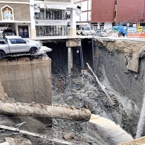 曼谷惊现巨坑！医院门前道路瞬间塌陷，深达50米！