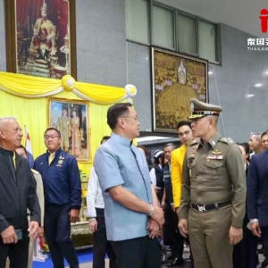 曼谷施工路面严重塌陷 阿努廷总理火速赴现场调查