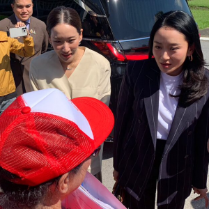 泰国前总理佩通坦与姐姐萍通塔再次探望父亲他信