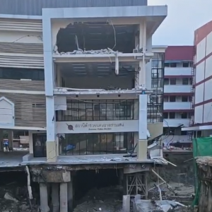 曼谷Samsen警察局拆除中，填沙超5000立方米