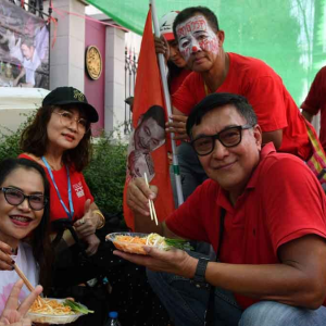 红衫军监狱前举办声援泰国前总理他信活动，强调坚定不移支持他信