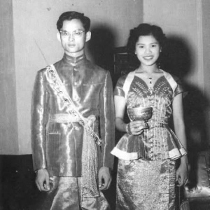 从贵族之女到王太后：泰国诗丽吉王太后的一生