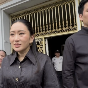 泰国前总理佩通坦再探望父亲，他信对诗丽吉王太后辞世表示悲痛