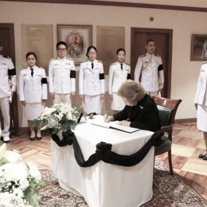 西班牙王太后索菲娅赴泰国驻马德里大使馆吊唁诗丽吉王太后